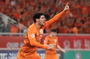 爱游戏手机版-关键时刻西汉姆调整名单以备亚冠；门线救险环节打磨；更衣室稳定；资深球员宣示担当(切尔西发布客战西汉姆联海报)